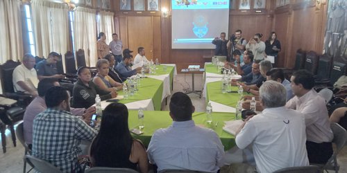 Jefes policiacos,  representantes de organismos y varias dependencias, tuvieron sesión del Consejo de Seguridad Pública que presidió el alcalde Arnulfo Urbiola