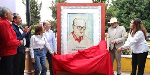 Develan mosaico del Arquitecto Pedro Moctezuma en Plaza del Milenio
