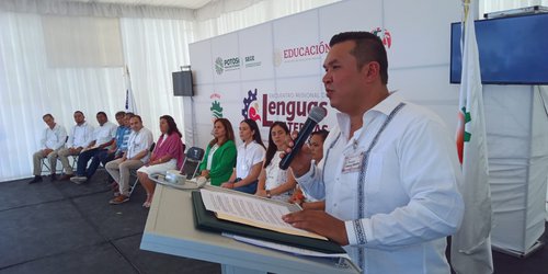 Arnulfo Urbiola, invitado especial al Encuentro Regional de Lenguas Maternas y Extranjeras siendo sede Rioverde La Capital del Mundo