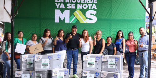 Arnulfo Urbiola entregó diversos apoyos a escuelas de Rioverde