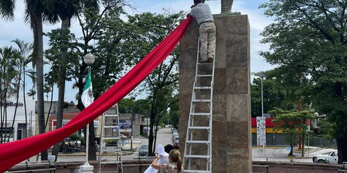 Hoteleros suman esfuerzos  con gobierno municipal para realizar decoración con motivos patrios
