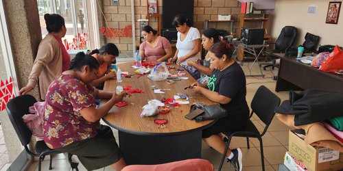 DIF Rioverde impartió taller de broches para prendas en el Barrio de Los Ángeles