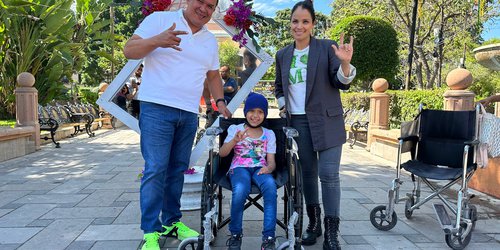 Arnulfo Urbiola y Karina Quintero entregan silla de ruedas a niña