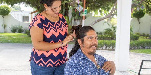 Hombre de Villa Juárez dona cabello para pelucas oncológicas del DIF Rioverde