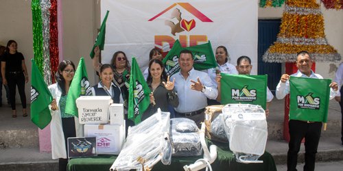 Arnulfo Urbiola y Karina Quintero entregaron unidad dental en Pastora