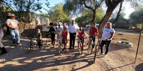 Alcalde dona bicicletas a niños y niñas que caminan dos kilómetros para ir  clases