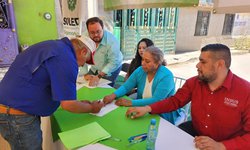 Entregan a familias de Colonia de Bosque proyectos de escrituración de predios