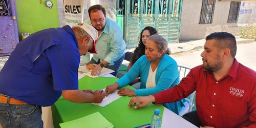 Entregan a familias de Colonia de Bosque proyectos de escrituración de predios