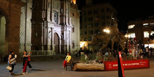 Gran expectación sigue provocando la escultura “Don Quijote y Sancho” en Plaza de Armas