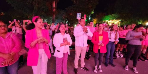 Arnulfo Urbiola y Karina Quintero iluminan de rosa fachada de la alcaldía por mes de la lucha contra el cáncer de mama