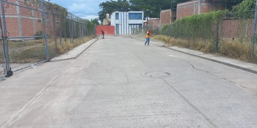 Limpiaron calle Juan de la Barrera enmontada y contaminada