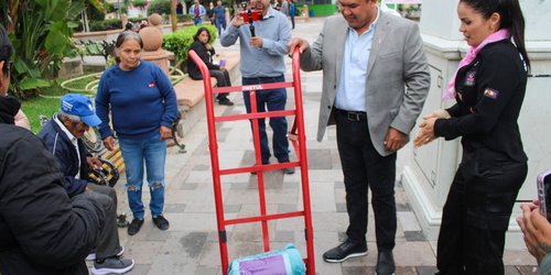 Le robaron su “diablito” a vendedor de escobas, y le regaló otro el DIF y Municipio