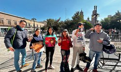 Fans reciben boletos para concierto de Luis Miguel