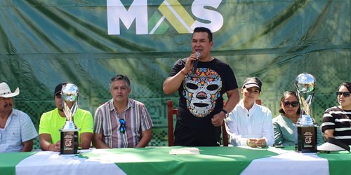 Inauguró Arnulfo Urbiola y Karina Quintero, torneo de fútbol Rioverde Es de Todos con premio de $100,000