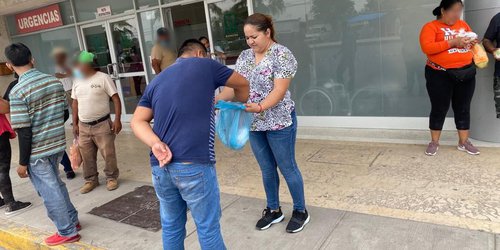 DIF Rioverde y restaurante “La Chaparrita” entregan lonches en el Hospital Regional.