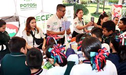 Gobierno estatal acerca servicios a familias de la región media