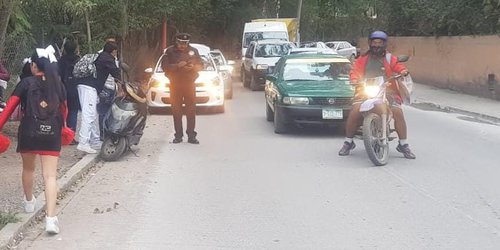 Motociclista grave: Embistió a dos jovencitas y luego cayó