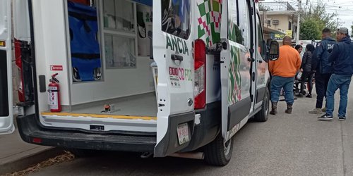 Motociclista lesionada en choque con camioneta