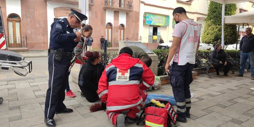 Auxilian a joven mujer que se desvaneció en la plaza principal de Rioverde