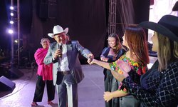Alcalde Urbiola entrega vehículo electrificado a Esmeralda Solano