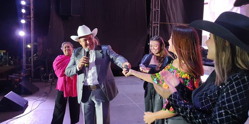 Alcalde Urbiola entrega vehículo electrificado a Esmeralda Solano