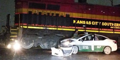 Tren se lleva taxi en la capital potosina