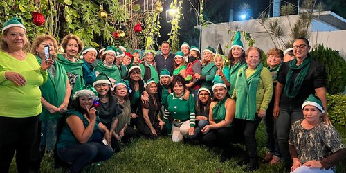 Posada de grupo de Zumba "Lobitas del Ferro" con el presidente Arnulfo Urbiola
