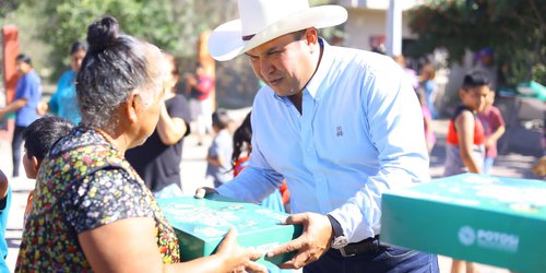 Autoridades entregan rosca de Reyes a familias de Rioverde