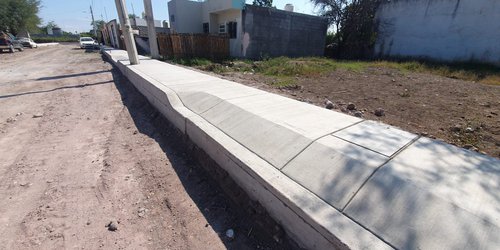 Construyen guarniciones y banquetas en fraccionamiento Los Girasoles