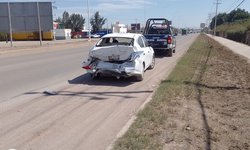 Camioneta choca a automóvil en el bulevar El Refugio