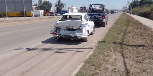 Camioneta choca a automóvil en el bulevar El Refugio