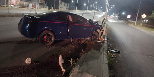 Conductor choca con puente elevado de Ciudad Fernández y abandona el vehículo