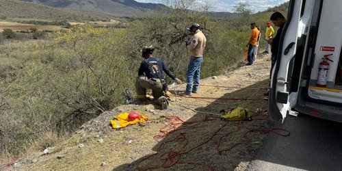Conductor de motocicleta cayó a un barranco en carretera a SLP