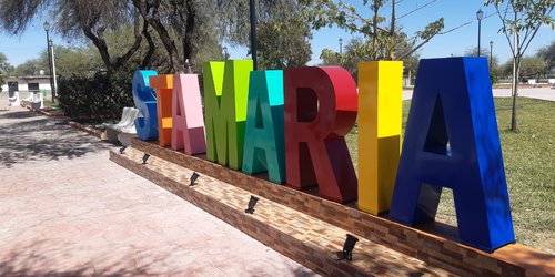Habitantes de Santa María de los Llanitos embellecen la plaza de la comunidad