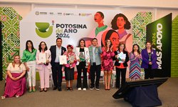 Ricardo Gallardo entrega reconocimiento “Potosina del Año, Edición 2024”