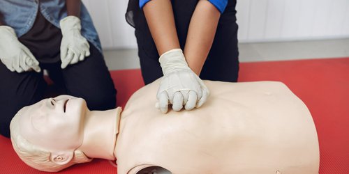 Curso taller básico en Villa de Reyes sobre prevención y primeros auxilios para padres de familia
