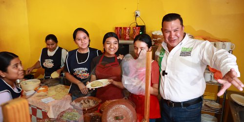 Candidato Urbiola pide el voto, en "barrido" de calles por el centro