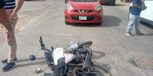 Aparatoso choque de moto con automóvil dejó una persona herida
