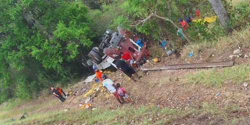 Descarrila grúa de Kansas City en Tamasopo; mueren seis personas