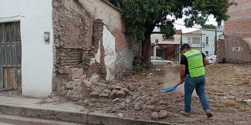 El departamento de protección civil Rioverde atiende colapso de barda en calle Victoria