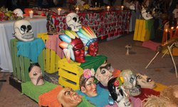 Ritual de bajada de máscaras marca el inicio de Xantolo