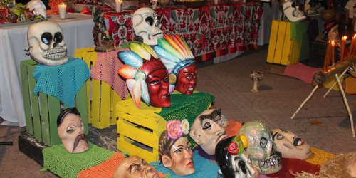Ritual de bajada de máscaras marca el inicio de Xantolo