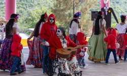 Alumnos de la comunidad del Zapote festeja Día de Muertos con el SMDIF de Rioverde