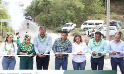 Ricardo Galllardo construye más caminos en San Martín Chalchicuautla