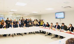 Oscar Bautista participa en reunión para fortalecer vínculos legislativos en la Cámara de Diputados.