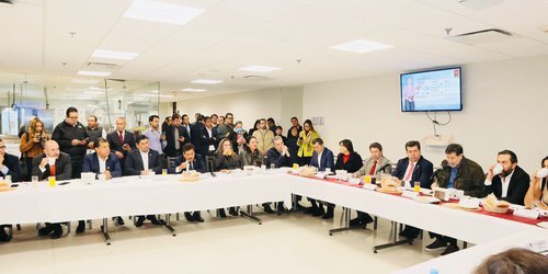 Oscar Bautista participa en reunión para fortalecer vínculos legislativos en la Cámara de Diputados.