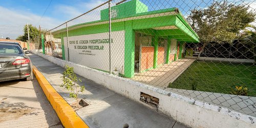 Ciudad Fernández mejora el acceso al CAPEP con construcción de banqueta