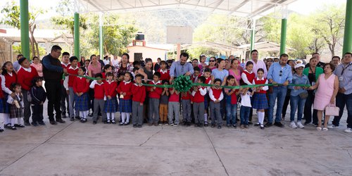 Gobierno Municipal de CDFDZ entrega techado en la escuela Primaria Plan de San Luis en San Isidro