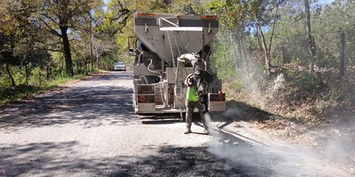 Ejecutivo Estatal avanza con acciones de bacheo en caminos de Aquismón