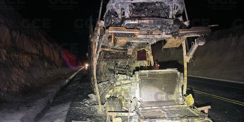 Se incendia tráiler y nodriza con siete vehículos nuevos cerca de Cerritos